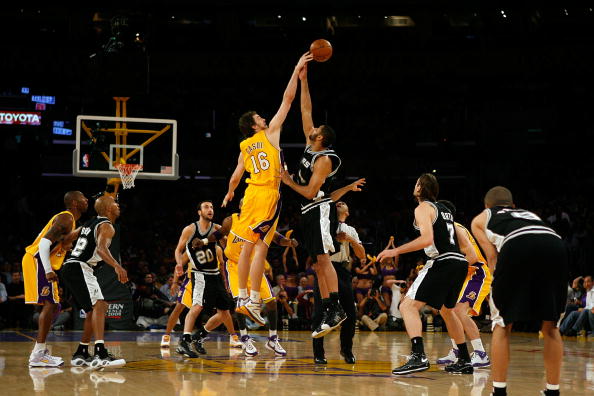 欢迎韩国访客来公司参观交流